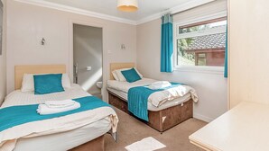 Room - Classic 3 bed Hot Tub Lodge (Pet) (Lochgoilhead, on the Drimsynie Estate, Argyll)