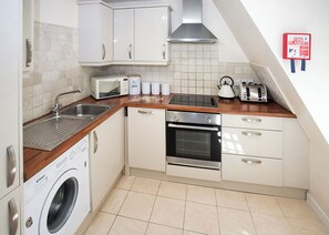 Fridge, oven, stovetop, toaster - Kenegie Gold Apartment (Penzance)
