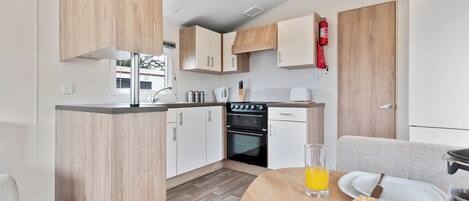 ثلاجة، فرن، موقد طهي مسطح، محمصة خبز