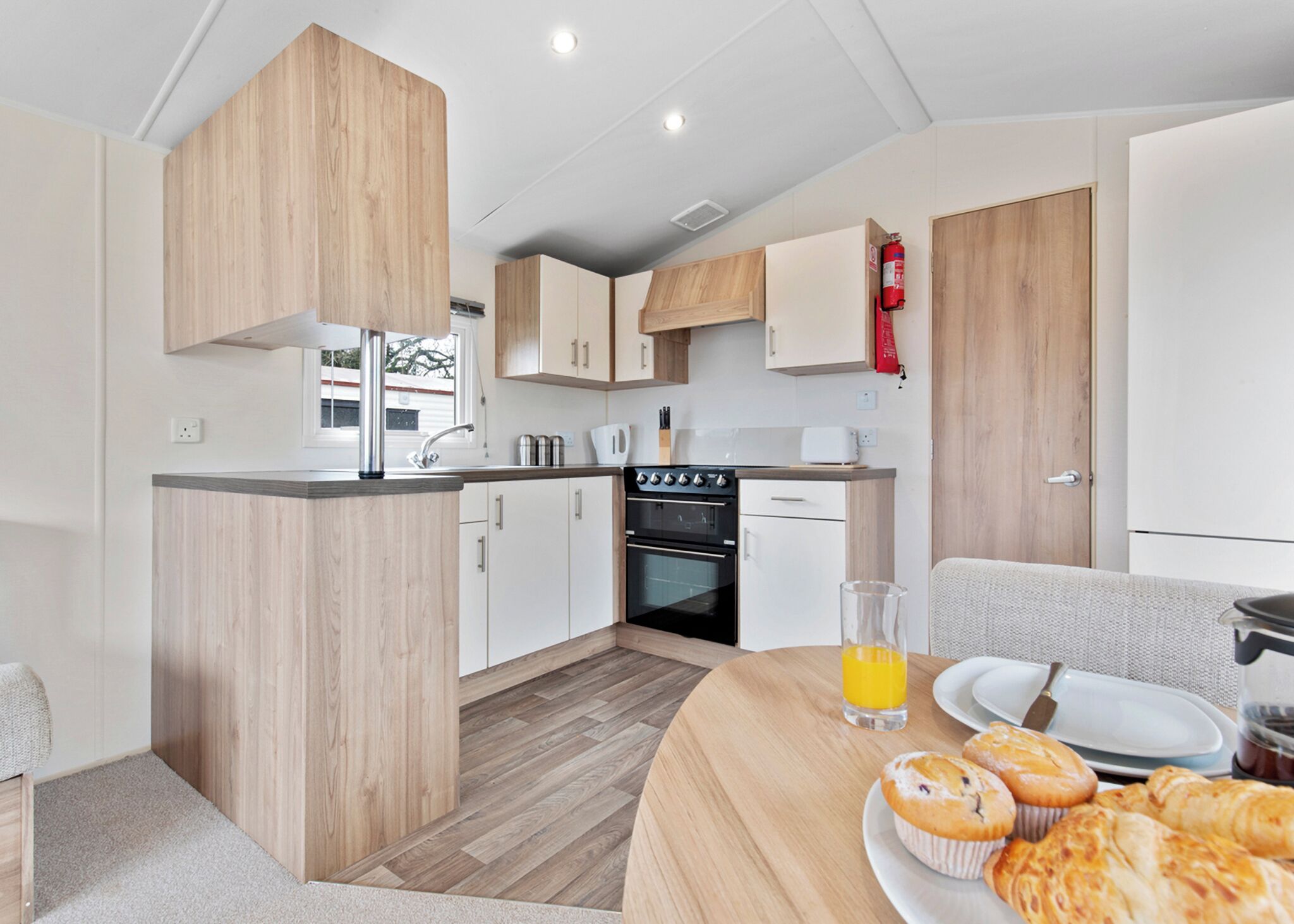 Jääkaappi, uuni, liesi, leivänpaahdin