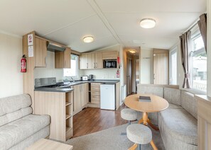 Fridge, oven, stovetop, toaster - Comfortable spacious caravan with one double and two twin. (Nr St Austell)