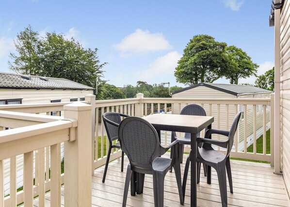 Outdoor dining - Comfortable spacious caravan with one double and two twin. (Nr St Austell)