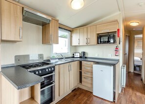 Fridge, oven, stovetop, toaster - Comfortable spacious caravan with one double and two twin. (Nr St Austell)