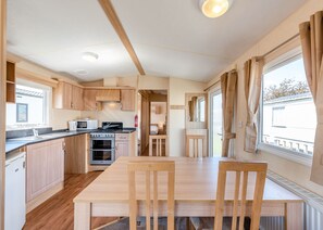 Frigorífico, horno, placa de cocina y tostadora