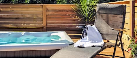 Outdoor spa tub