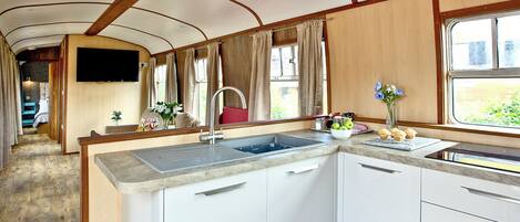 Fridge, oven, stovetop, dishwasher