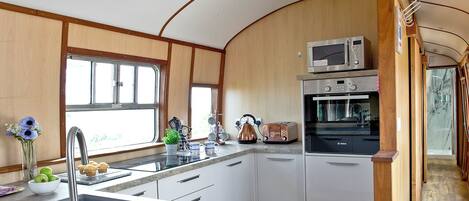 Réfrigérateur, four, plaque de cuisson, lave-vaisselle