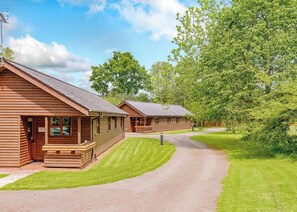 Exterior - Lodge with one king-size double with en suite bathroom with shower. (Kilcot, Newent)