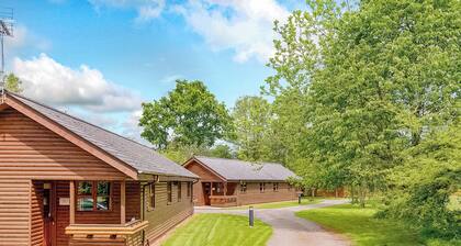 Lodge with one king-size double with en suite bathroom with shower.