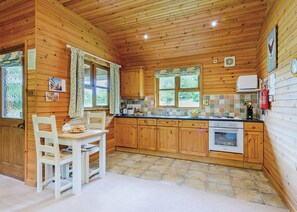 Fridge, oven, stovetop, toaster - Lodge with one king-size double with en suite bathroom with shower. (Kilcot, Newent)