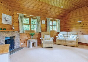 TV - Lodge with one king-size double with en suite bathroom with shower. (Kilcot, Newent)