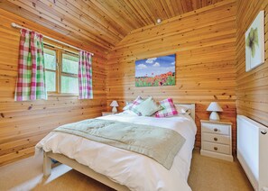 1 bedroom, free WiFi, wheelchair access - Lodge with one king-size double with en suite bathroom with shower. (Kilcot, Newent)