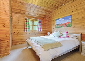 1 bedroom, free WiFi, wheelchair access - Lodge with one king-size double with en suite bathroom with shower. (Kilcot, Newent)