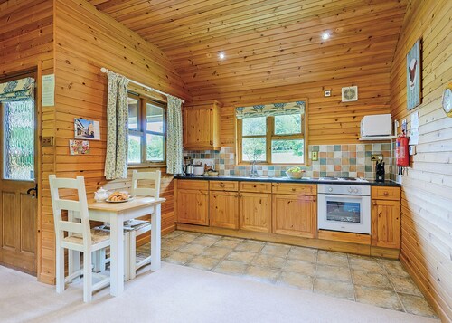 Lodge with one king-size double with en suite bathroom with shower.