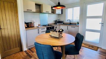 Réfrigérateur, four, plaque de cuisson, lave-vaisselle