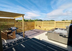 Unclassified image, 3 of 10, button - Semi-detached deluxe lodge offering the perfect romantic retreat. (Llanon)