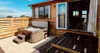 Semi-detached deluxe lodge offering the perfect romantic retreat.