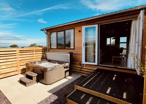 Semi-detached deluxe lodge offering the perfect romantic retreat.