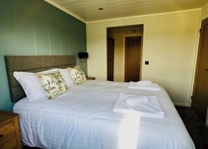 1 bedroom, free WiFi - Semi-detached deluxe lodge offering the perfect romantic retreat. (Llanon)