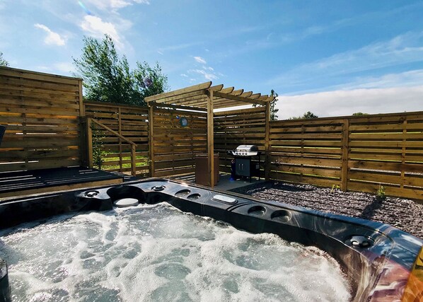 Outdoor spa tub - Semi-detached deluxe lodge offering the perfect romantic retreat. (Llanon)