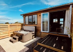 Unclassified image, 2 of 10, button - Semi-detached deluxe lodge offering the perfect romantic retreat. (Llanon)