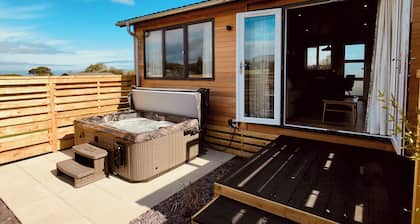 Semi-detached deluxe lodge offering the perfect romantic retreat.