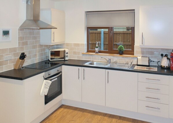 Fridge, oven, stovetop, dishwasher