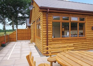 Outdoor dining - Spacious lodge with one double and one twin. (Penybont, Llandrindod Wells)