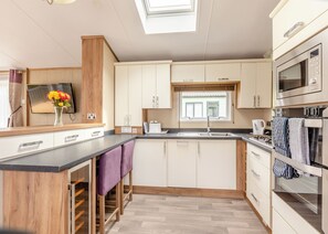Fridge, oven, stovetop, dishwasher - Holiday Home with one double and one twin bedroom. (Axminster)
