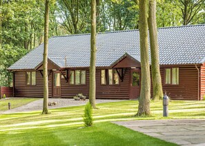 Exterior - Woodland Rowan Lodge (Ellesmere)