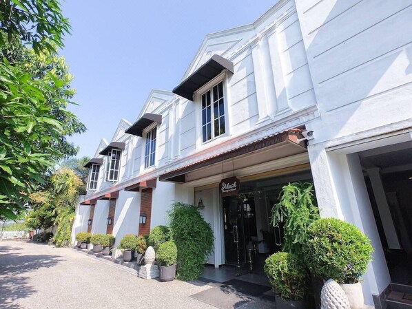 Exterior - Akash by DBI (Makevita)