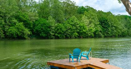 RIVER FRONT HOME AMAZING VEIWS AND HOT TUB