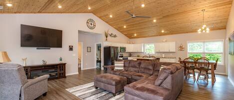 Una Smart TV, una chimenea