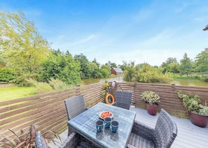 Outdoor dining - Lower Lake Boathouse (Anglesey)