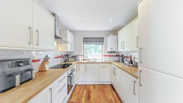 Fridge, oven, stovetop, dishwasher