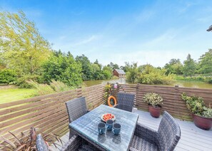 Outdoor dining - Lower Lake Boathouse (Anglesey)