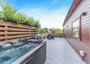 Outdoor dining - Lower Lake Boathouse (Anglesey)