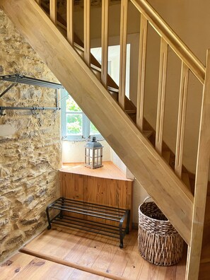 A wooden staircase with a stone wall and a wooden bench at the bottom. - Countryside Retreat (Jumilhac-le-Grand)