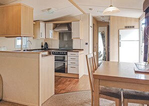 Fridge, oven, stovetop, toaster - Stylish caravan with one double and one twin. (Saundersfoot)