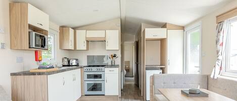 Réfrigérateur, four, plaque de cuisson, grille-pain