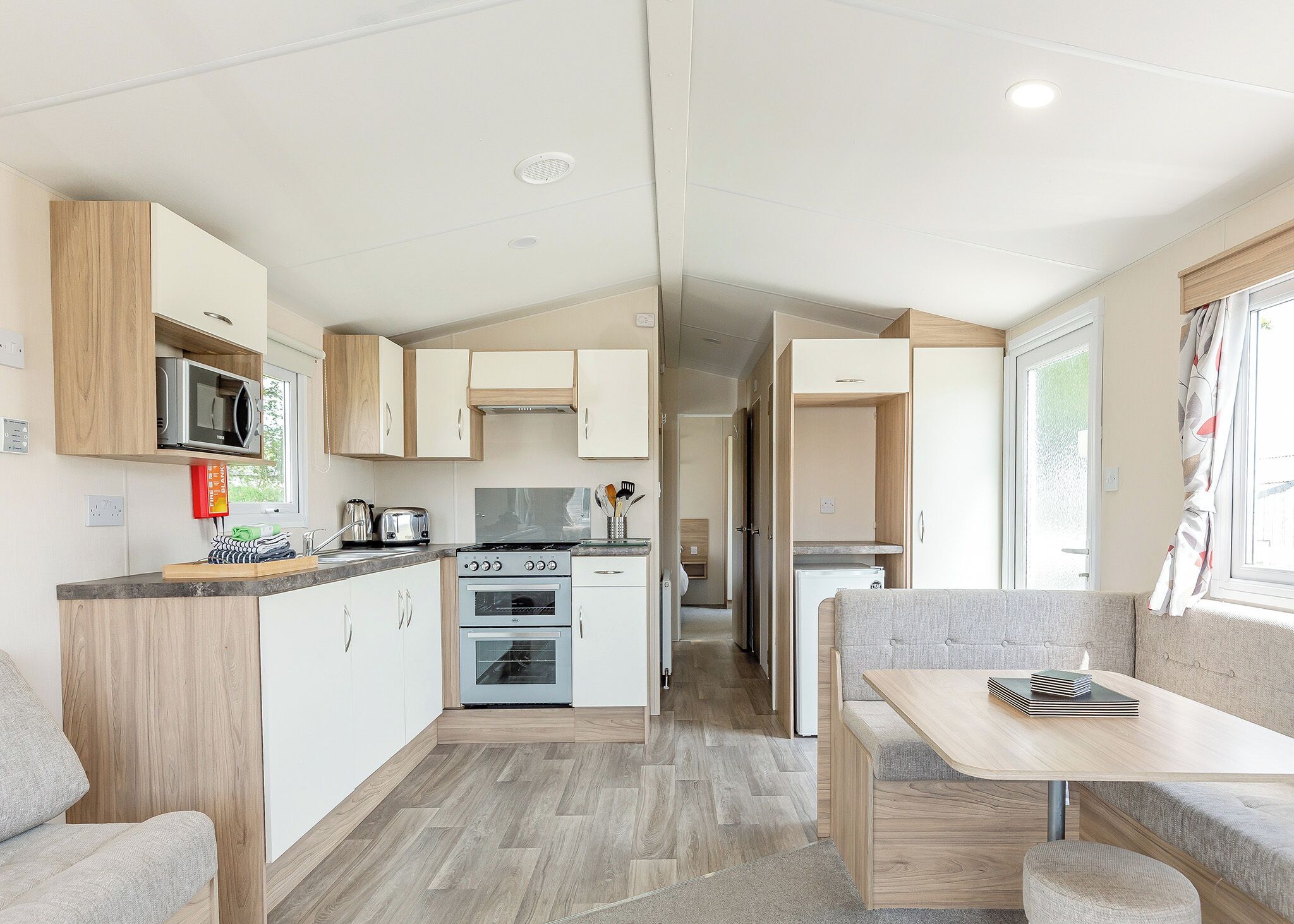 Réfrigérateur, un four, surface de cuisson, grille-pain