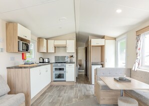 Frigorífico, horno, placa de cocina y tostadora