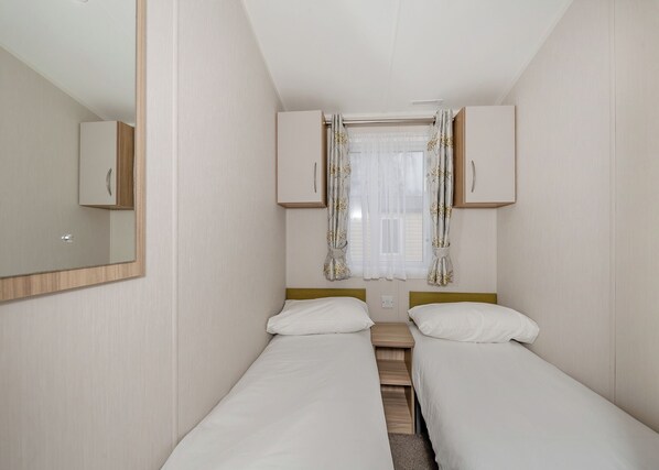 3 bedrooms, free WiFi - Ultra modern caravan with one master double with 2 W. (Woodbury)