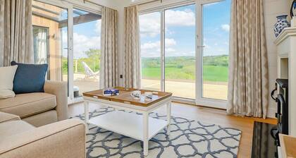 Luxurious and contemporary lodge with panoramic views.