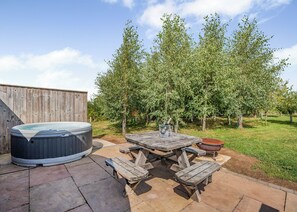 Outdoor dining - 1 bedroom accommodation in Great Busby (Great Busby)