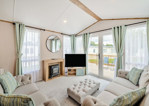 Comfortable caravan with one double with en suite with toilet, and one twin.