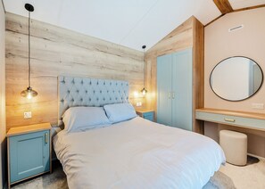 2 bedrooms - Comfortable caravan with one double with en suite with toilet, and one twin. (Cawood, Selby)