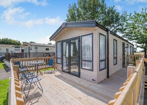 Outdoor dining - Comfortable caravan with one double with en suite with toilet, and one twin. (Cawood, Selby)