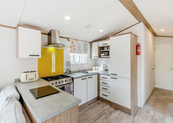 Fridge, oven, stovetop, toaster - Comfortable caravan with one double with en suite with toilet, and one twin. (Cawood, Selby)