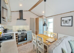 Fridge, oven, stovetop, toaster - Comfortable caravan with one double with en suite with toilet, and one twin. (Cawood, Selby)
